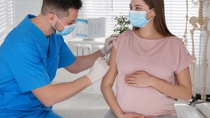 Фото: МОЗ рекомендует беременным женщинам делать вакцинацию.