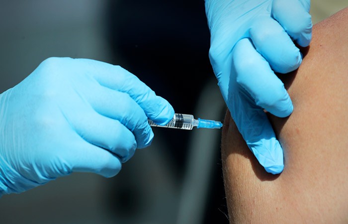 Фото: В испытаниях новой вакцины от COVID-19 приняли участие более 4 тыс. человек.