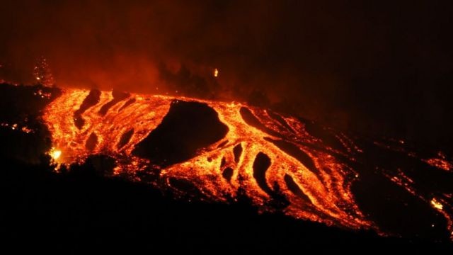 Фото: Извержение вулкана Кумбре Вьеха на острове Ла-Пальма.