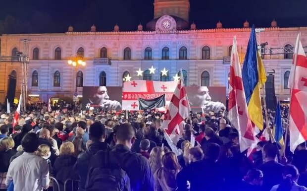 Фото: В поддержку заключенного Саакашвили в Тбилиси вышли тысячи людей требовать свободы экс-президента.