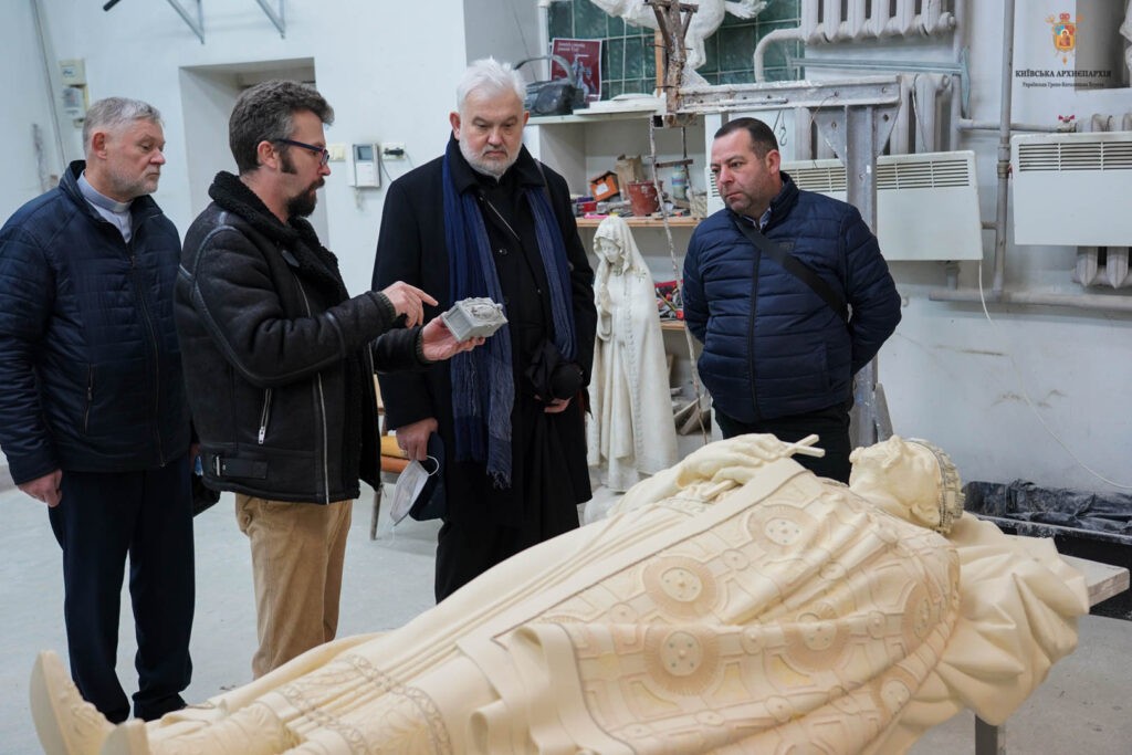 Фото: Владыка Иосиф посетил мастеров, работа которых сейчас проходит над созданием саркофага князю Аскольду 
