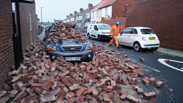 Разрушения в Британии после шторма Арвен.