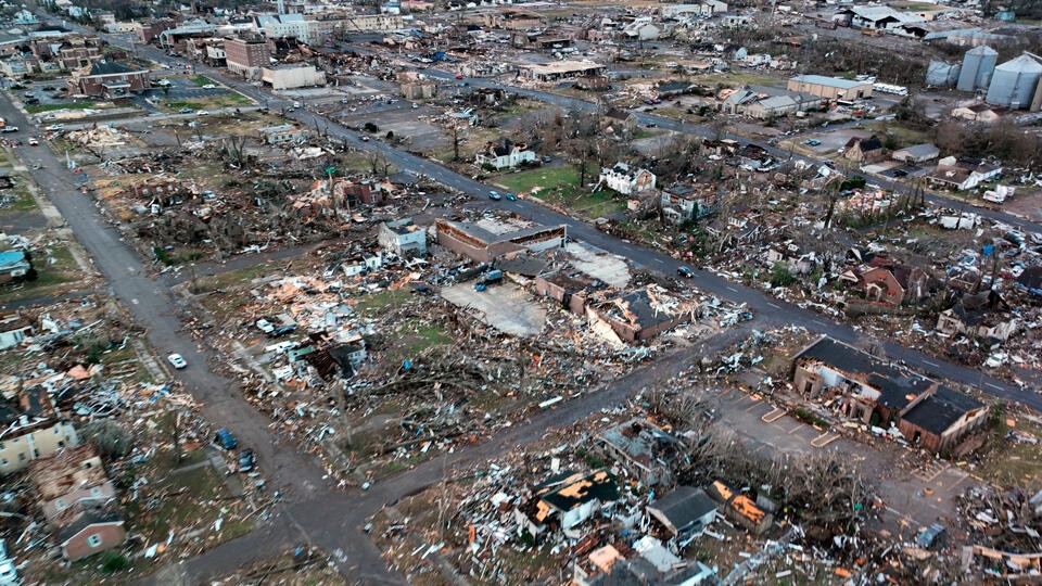 Фото: Байден посещает Кентукки, чтобы утешить жертв торнадо и оказать помощь