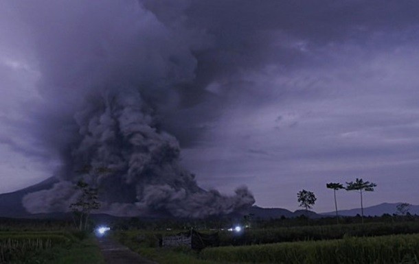 Облако горячего пепла извергает вулкан Семеру на острове Ява.