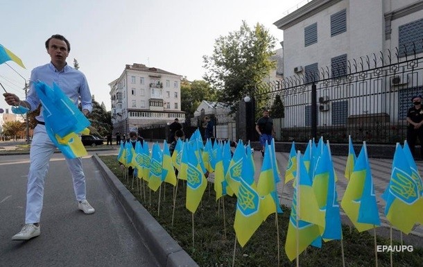Активисты установили перед посольством РФ в Киеве 150 флагов в память о 15 тыс. погибших на Донбассе