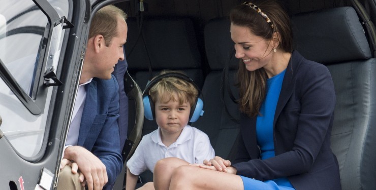 Принц Уильям за штурвалом вертолета вместе с женой Кэтрин и сыном, принцем Джорджем