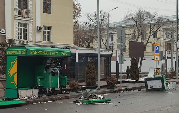 Разгромленный банкомат в Алматы.
