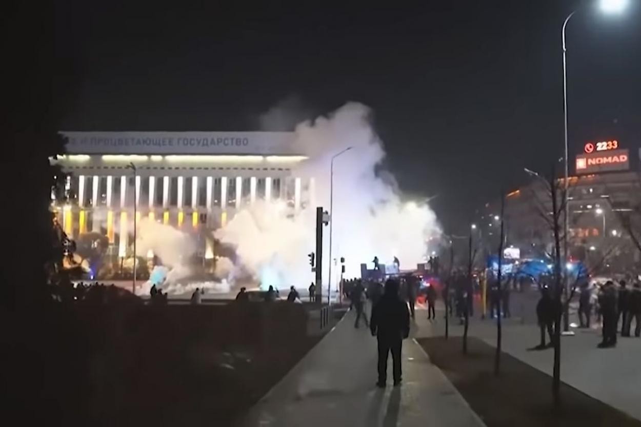 V Kazahstane Demonstranty Vorvalis V Administracii Almaty I Aktobe 480f4b3