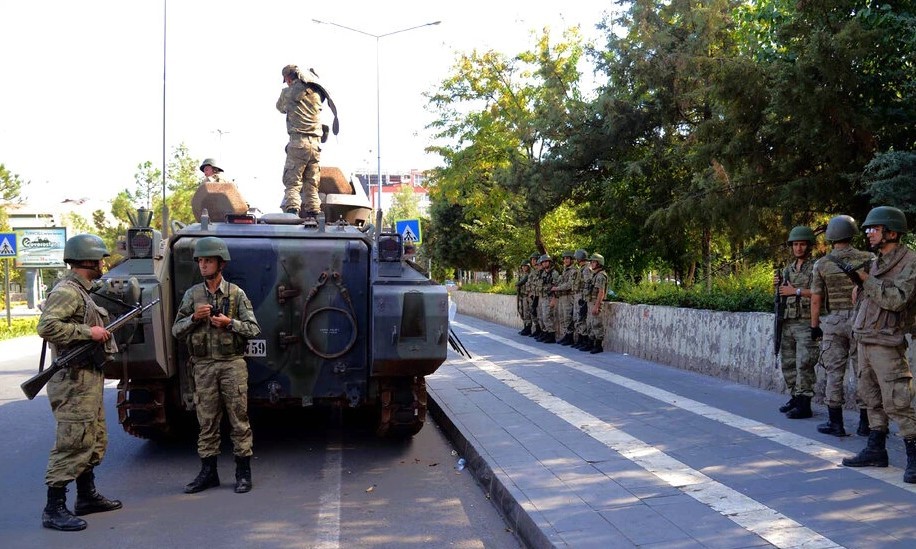Танки турецкой армии стоят в Диярбакыре, Турция, 8 октября 2014 г.